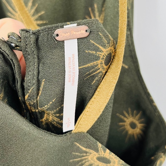 Elegant Halter Neck Sunburst Top - Picture 8 of 9